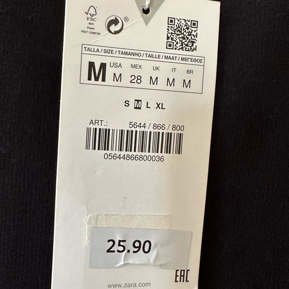 Size is medium, but fit for size 4 - Picture 3 of 4